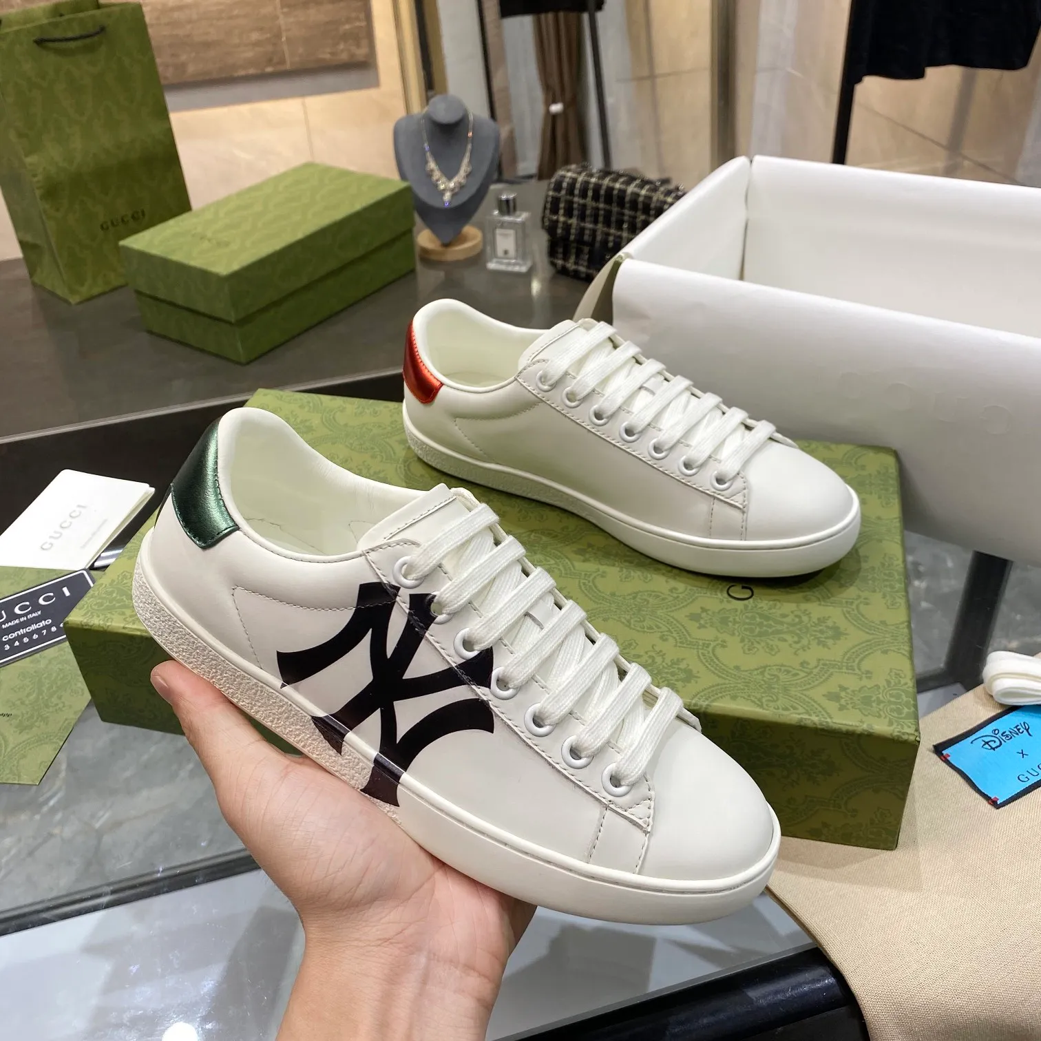 👟👟Ex-factory price 440👟👟 Men's size +10 Gucci's GG white shoes, the same style as Ni Ni, have been popular in recent years; new colors are constantly updated; stars, Internet celebrities, live broadcasts, etc. will definitely plant grass and call them. Classic fashion style, 5D drawing printing; electric embroidery surface, etc... Original customized cowhide color, first layer of cowhide inside, original outsole... Shiny color drawing/electric embroidery surface embellished on the side of the shoe body, package production process‼ Size: Female 35-40# Male 39-46#